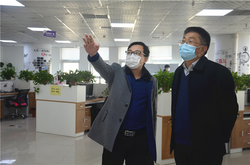 中共安陽市委統(tǒng)戰(zhàn)部副部長、市工商聯(lián)黨組書記郭洪俠一行調(diào)研安陽青峰防疫工作和復(fù)工復(fù)產(chǎn)情況